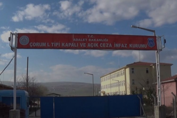Koğuş arkadaşının boğazını meyve bı&ccedil;ağıyla kesti, kanıyla duvara lakaplarını yazdı