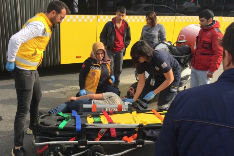 Motosikletinin lastiği patlayan kurye &ouml;l&uuml;mden d&ouml;nd&uuml;