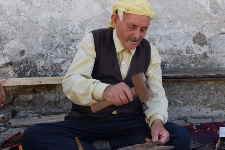 Nalbanta kızıp eline aldığı &ccedil;ekici 60 yıldır bırakmadı