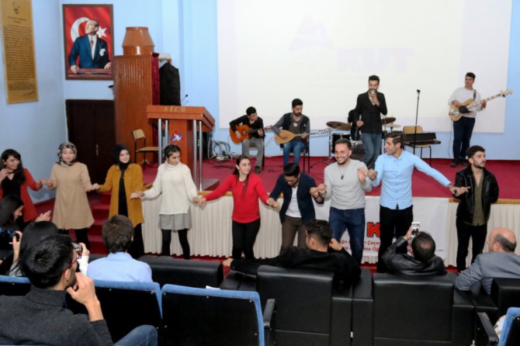 &Uuml;niversitesi &ouml;ğrencileri '&Uuml;ş&uuml;yen &Ccedil;ocuk Kalmasın' diye s&ouml;yledi
