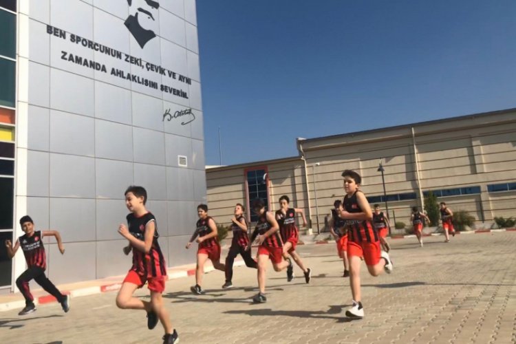 &Ccedil;ocuklar hem eğlendi hem yarıştı