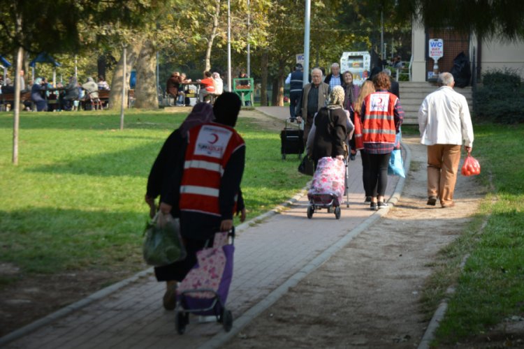 Bursa'da g&ouml;n&uuml;ll&uuml; gen&ccedil;ler, pazardan d&ouml;nen yaşlıların eşyalarını evine kadar taşıdı