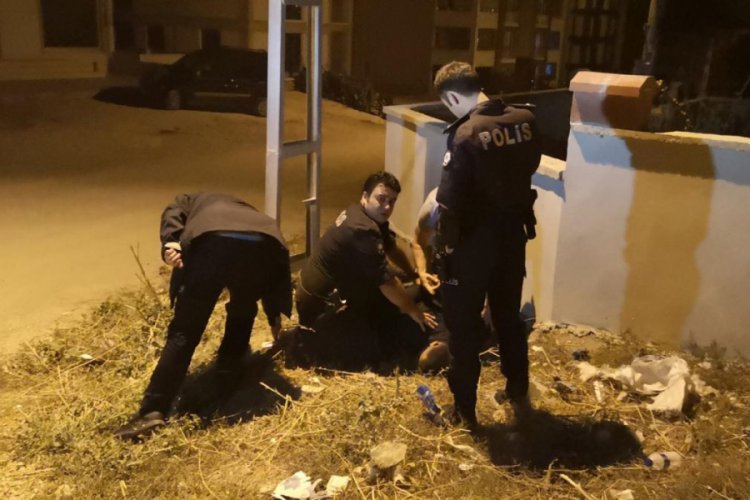 Bursa'da kardeşi ve kuzenini taşla yaraladı