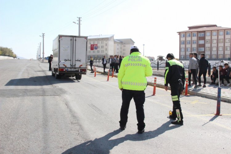 Kamyonetin &ccedil;arptığı lise &ouml;ğrencisi ağır yaralandı