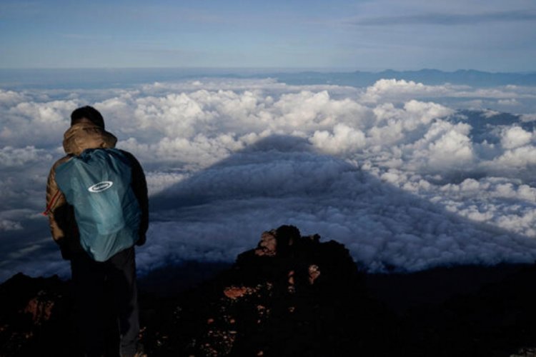 Fuji Dağı'na tırmanırken canlı yayında d&uuml;şen erkeğin cansız bedeni bulundu