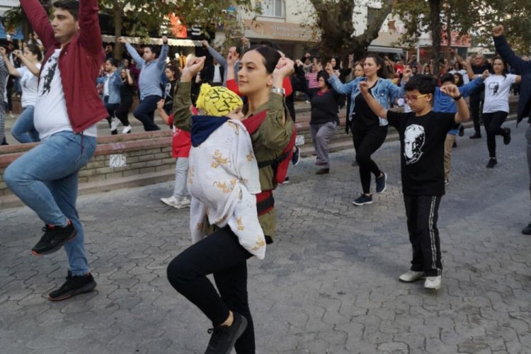 Kucağında bebeğiyle zeybek oynayan anne ilgi odağı oldu