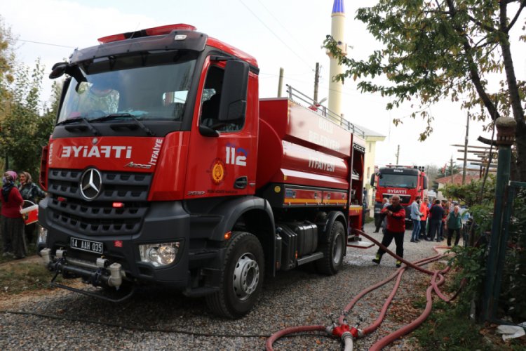 Bolu'da yanan ahır ve odunluk k&uuml;le d&ouml;nd&uuml;