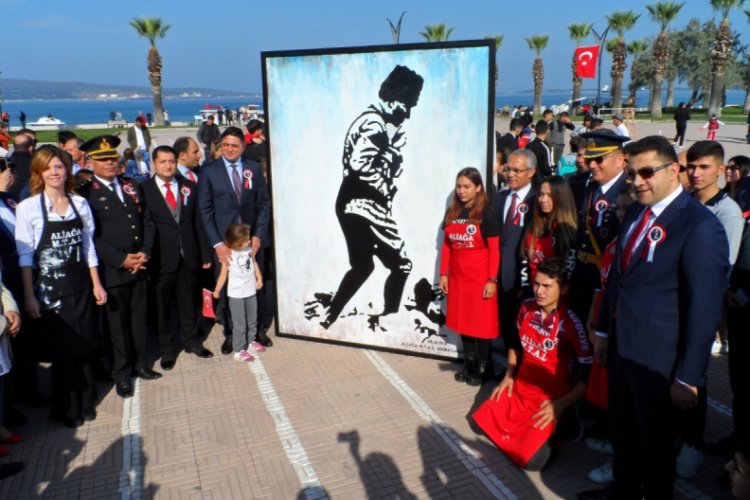 Program esnasında Atat&uuml;rk portresi &ccedil;izdiler