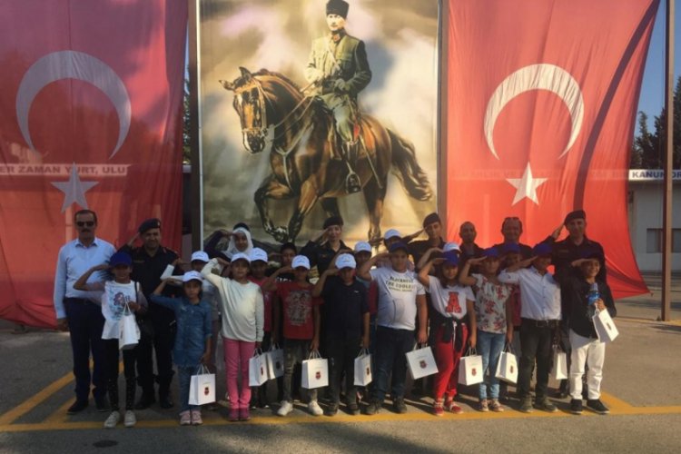 Jandarma, &ccedil;ocukları sinemaya g&ouml;t&uuml;rd&uuml;