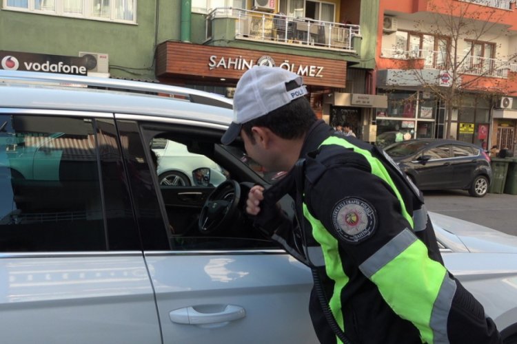 Yaya uygulamasında polise s&uuml;r&uuml;c&uuml;lerden hem tepki hem &ouml;vg&uuml;
