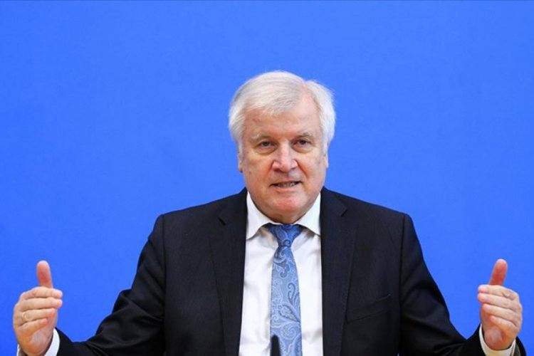 Seehofer: Almanya'da aşırı sağ ter&ouml;r&uuml;nden kaynaklanan tehdit b&uuml;y&uuml;kt&uuml;r