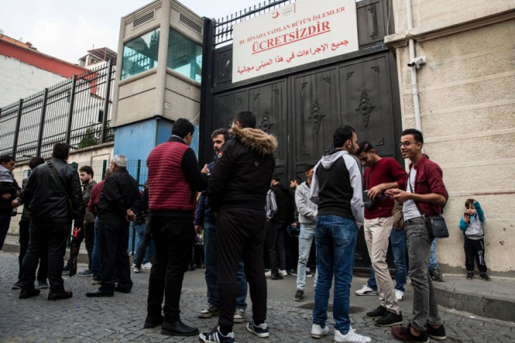S&uuml;re doldu; Suriyeliler g&ouml;&ccedil; idarelerine akın etti