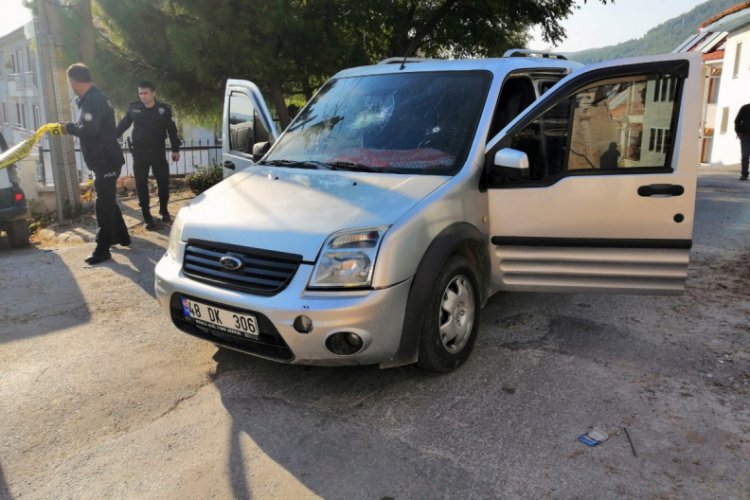 Dur ihtarı yapan polise &ccedil;arptı