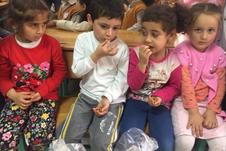 Aşıklılı &ccedil;ocuklar leblebi ile tanıştı