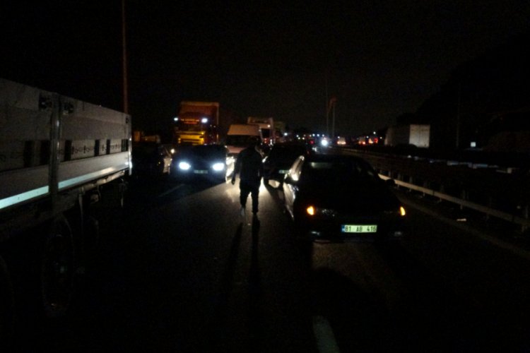 TEM'de iki TIR &ccedil;arpıştı, yol ulaşıma kapandı: 1 yaralı