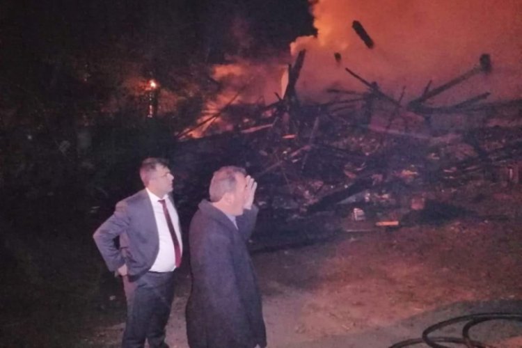 İki katlı ev k&uuml;l oldu, 5 ton sarımsak yandı