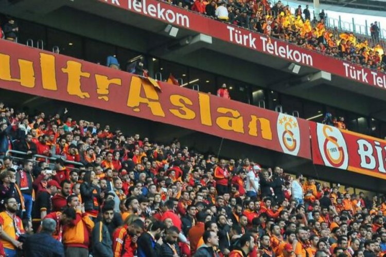 Galatasaray taraftarlarından futbol takımına destek &ccedil;ağrısı