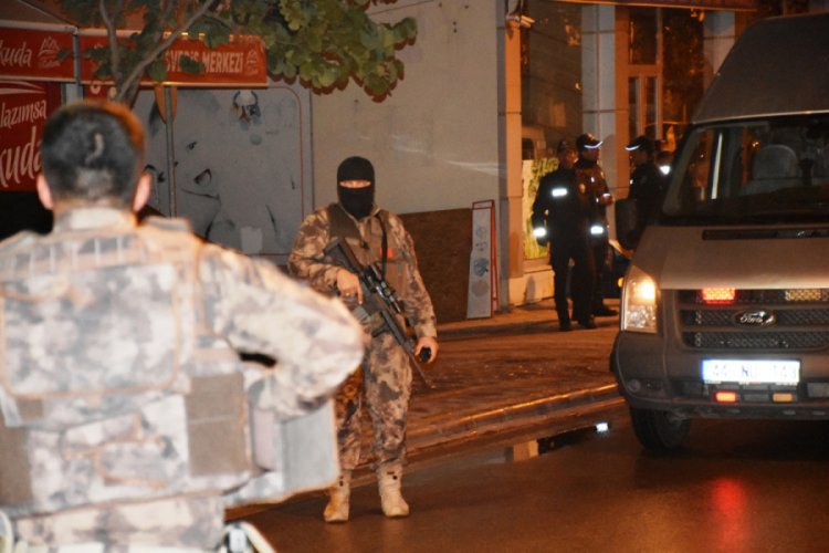 Eşini, 2 &ccedil;ocuğunu ve komşusunu av t&uuml;feği ile rehin aldı