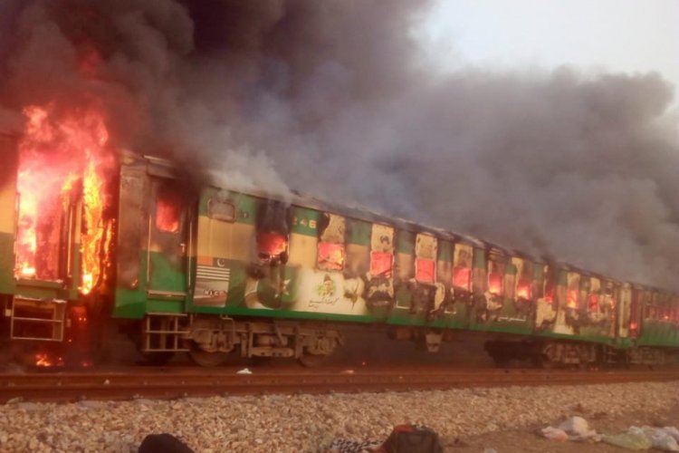 Pakistan'da tren yangını faciası: &Ccedil;ok sayıda &ouml;l&uuml; var