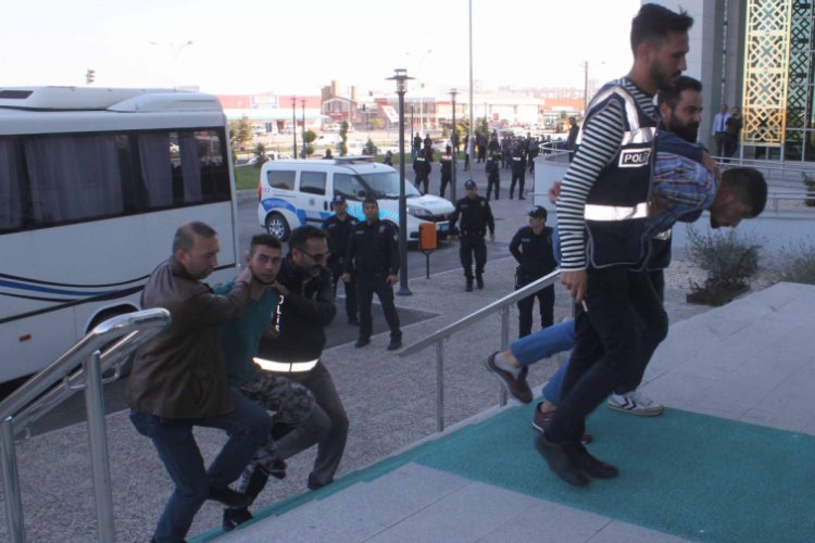 1'i polis 2 kişinin yaralandığı silahlı &ccedil;atışmaya 2 tutuklama