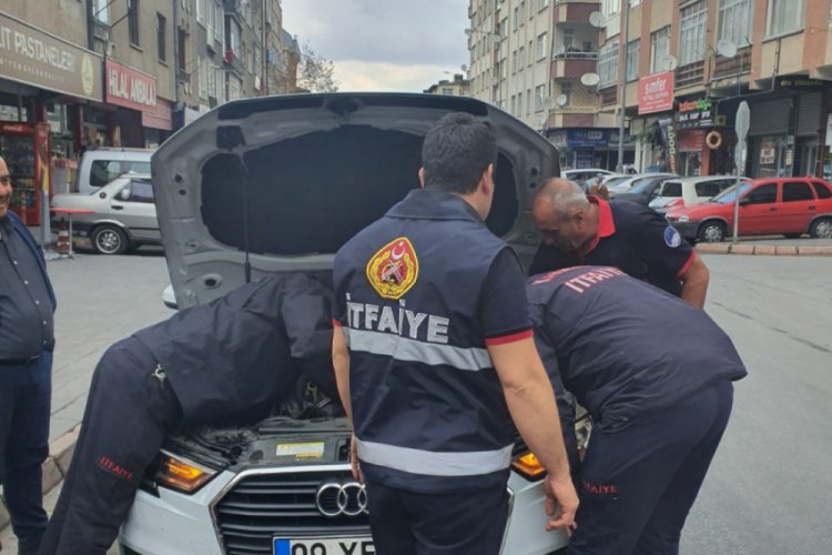 Otomobilin motor kısmına sıkışan yavru kedi kurtarıldı