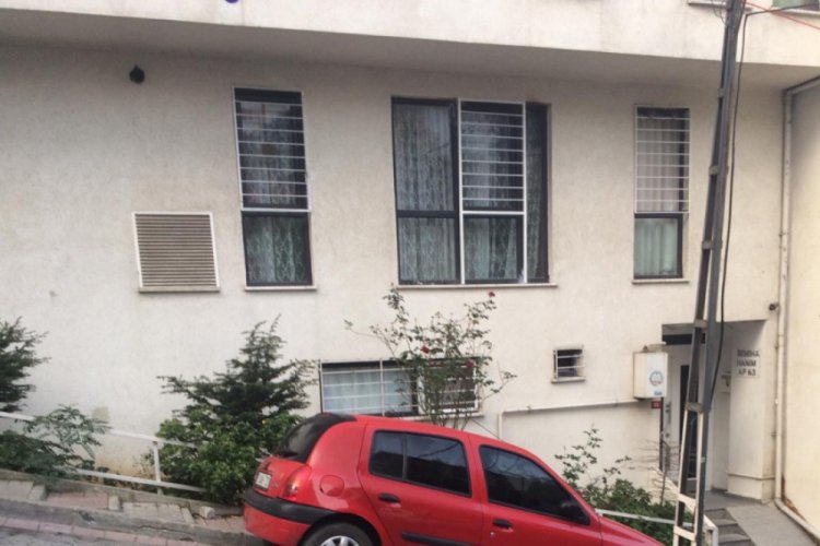 Hırsız ev sahibine yakalanınca camdan atladı
