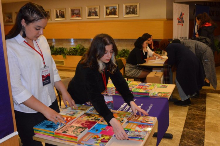 Konsere parayla değil, kitapla girdiler