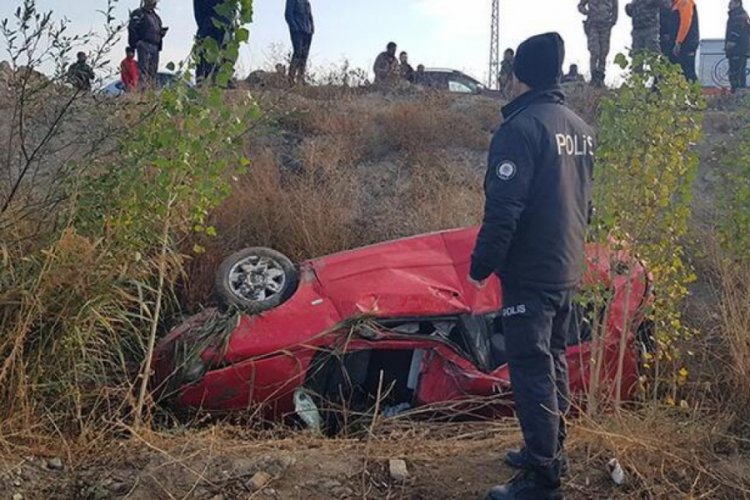 İki askerin bulunduğu ara&ccedil; kaza yaptı