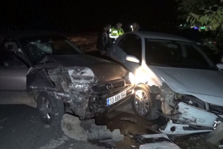 İki otomobil kafa kafaya &ccedil;arpıştı