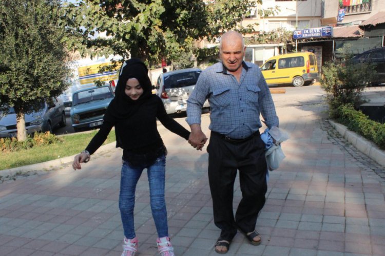 Suriye'deki savaşta bacağını kaybeden Nur, şimdi patenle kayıyor
