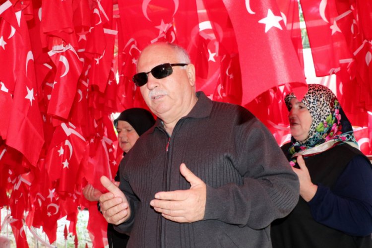 Bu t&uuml;rbeyi ziyaret eden herkes T&uuml;rk bayrağı asıyor