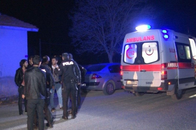 &Ouml;nce tartıştığı karısının boğazını ardından kendini kesti