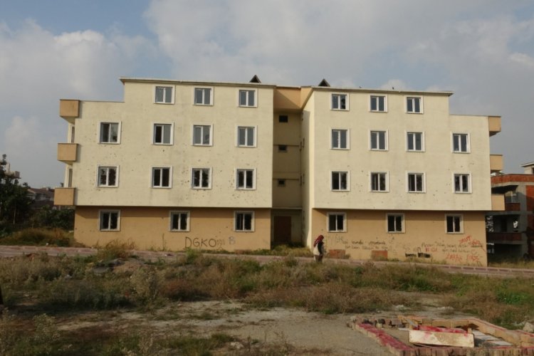 Yaptığı sitedeki 24 daireyi 50'den fazla kişiye satıp ka&ccedil;tı