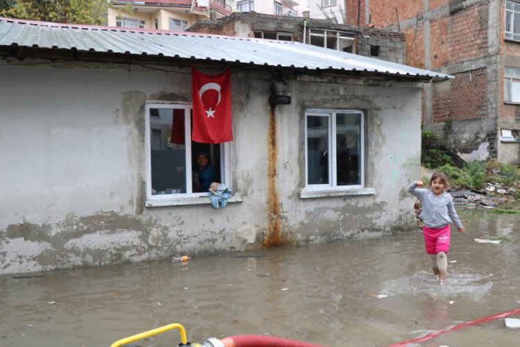 Sağanak yağış 5 evi kullanılamaz hale getirdi