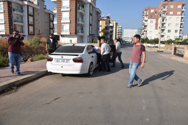 Kuyumcuyu bayıltıp, 500 bin liralık altın &ccedil;aldılar