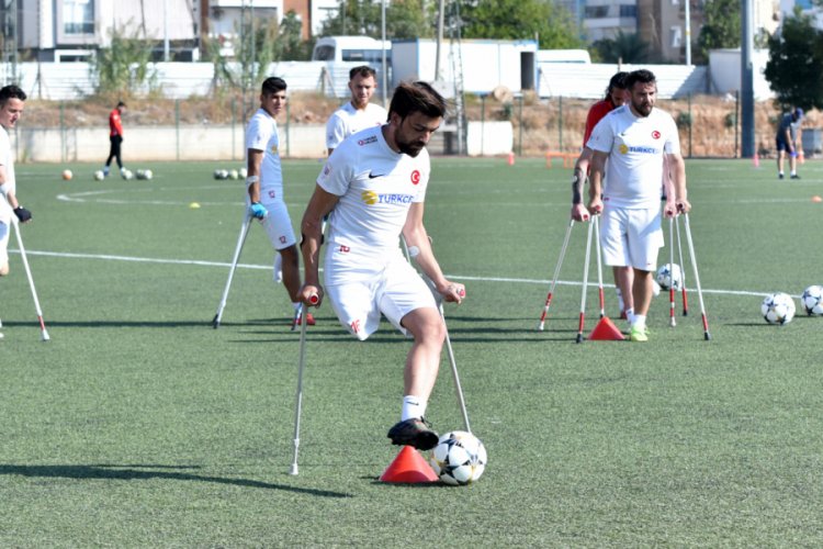 Mısır tarlasında kararan hayatı, yeşil sahada aydınlandı