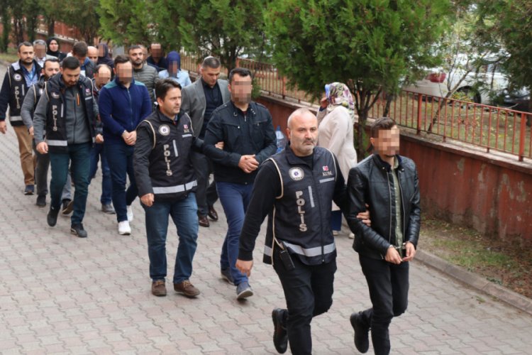Karab&uuml;k merkezli 3 ilde FET&Ouml; operasyonu: 4'&uuml; aktif 5 polis adliyede
