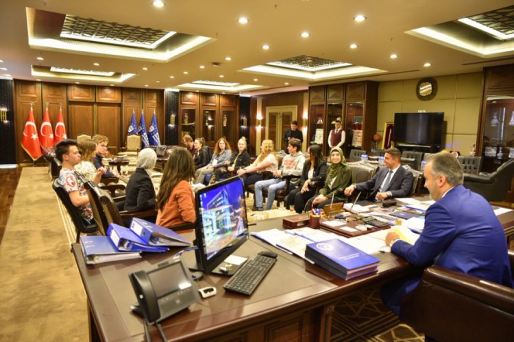Aktaş 7 &uuml;lkeden Bursa'ya gelen gen&ccedil;leri ağırladı