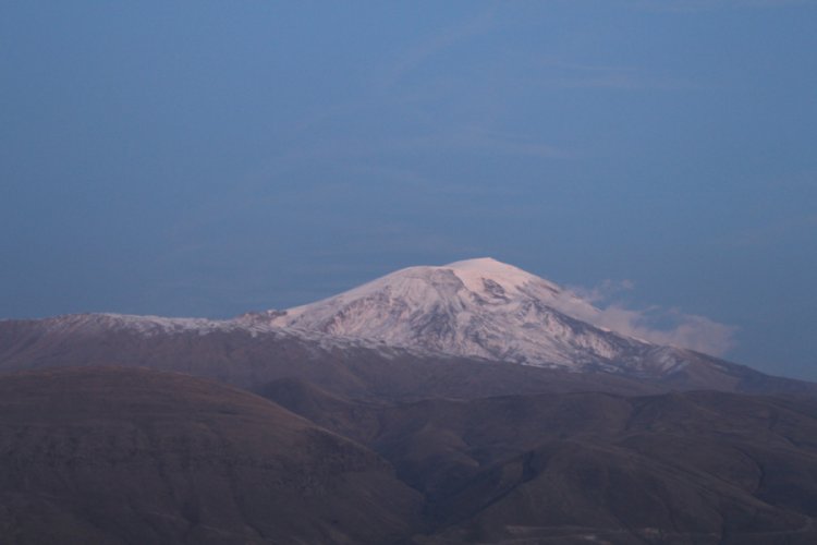 Ağrı Dağı'na yılın ilk karı yağdı
