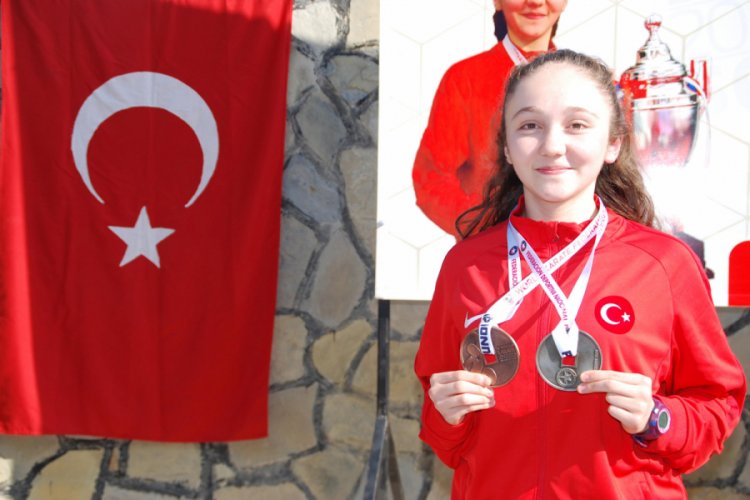 D&uuml;nya Karate Şampiyonası'nda ikinci olan Damla, Denizli'nin gururu oldu