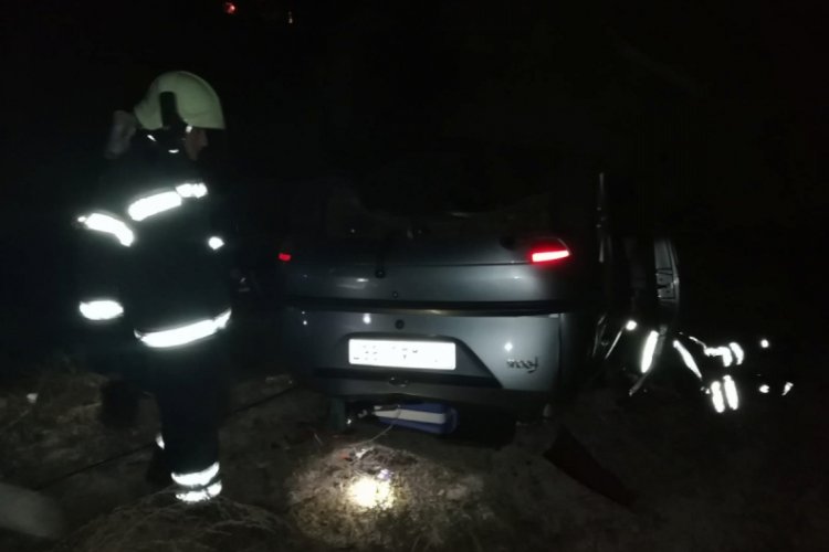 Takla atan otomobilin şof&ouml;r&uuml; ara&ccedil;ta sıkıştı