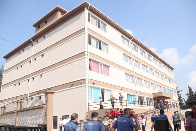 Okulda pencereden d&uuml;şen &ouml;ğrenci yaralandı