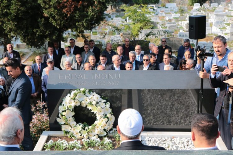 Erdal İn&ouml;n&uuml; vefatının 12. yıl d&ouml;n&uuml;m&uuml;nde kabri başında anıldı