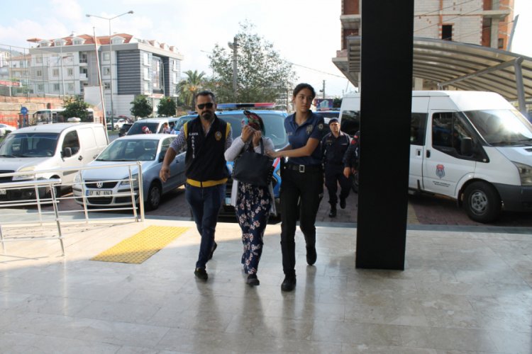 2 kadın hırsızlık ş&uuml;phelisine su&ccedil;&uuml;st&uuml;