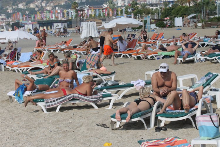 Doğuda kar Alanya'da deniz keyfi