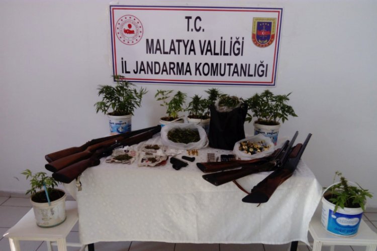 Esrar ve silahlar ele ge&ccedil;irildi