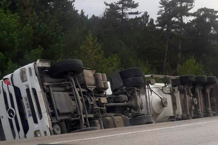 Ankara-İstanbul karayolunda tır devrildi