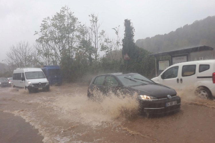 Beykoz'da yollar g&ouml;le d&ouml;nd&uuml;, s&uuml;r&uuml;c&uuml;ler zor anlar yaşadı