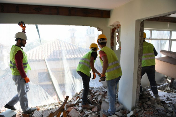 Bursa'da ka&ccedil;ak 6 katlı bina balyozlarla yıkıldı