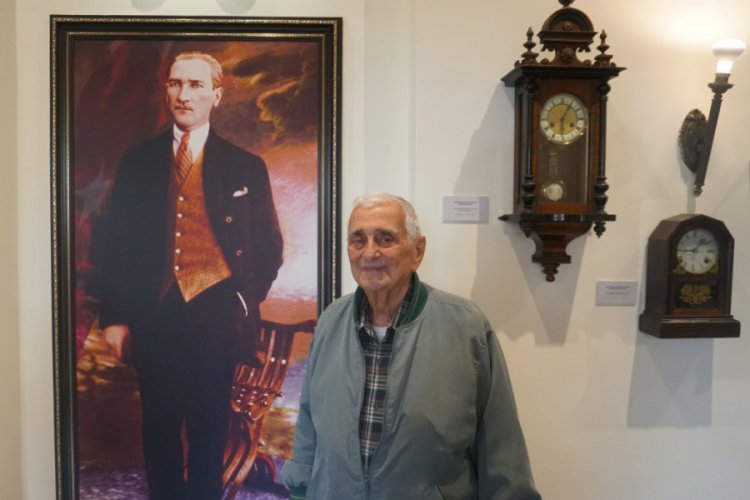 Atat&uuml;rk'&uuml;n eşyalarını g&ouml;r&uuml;nce g&ouml;zyaşlarını tutamadı